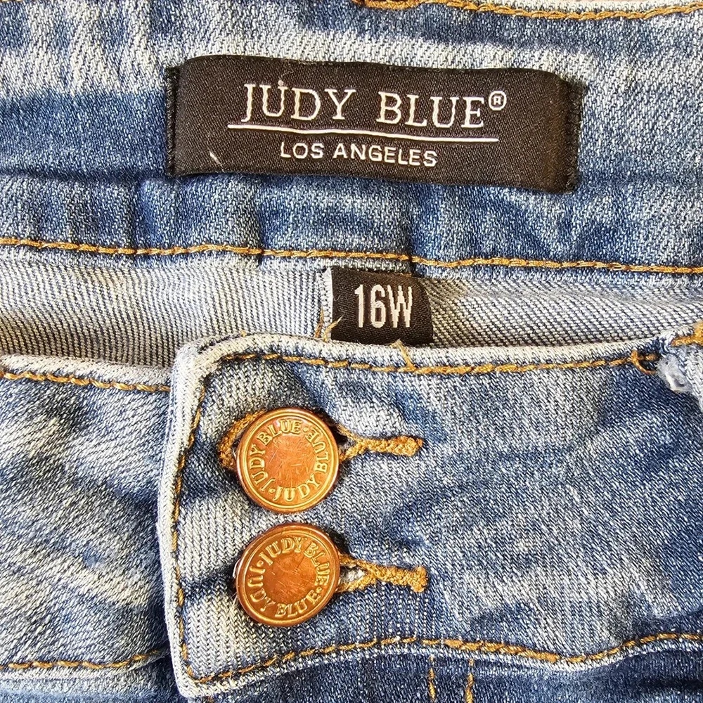 Judy Blue High Rise Bootcut Light Wash Raw Hem Double Button 16W - Picture 3 of 8